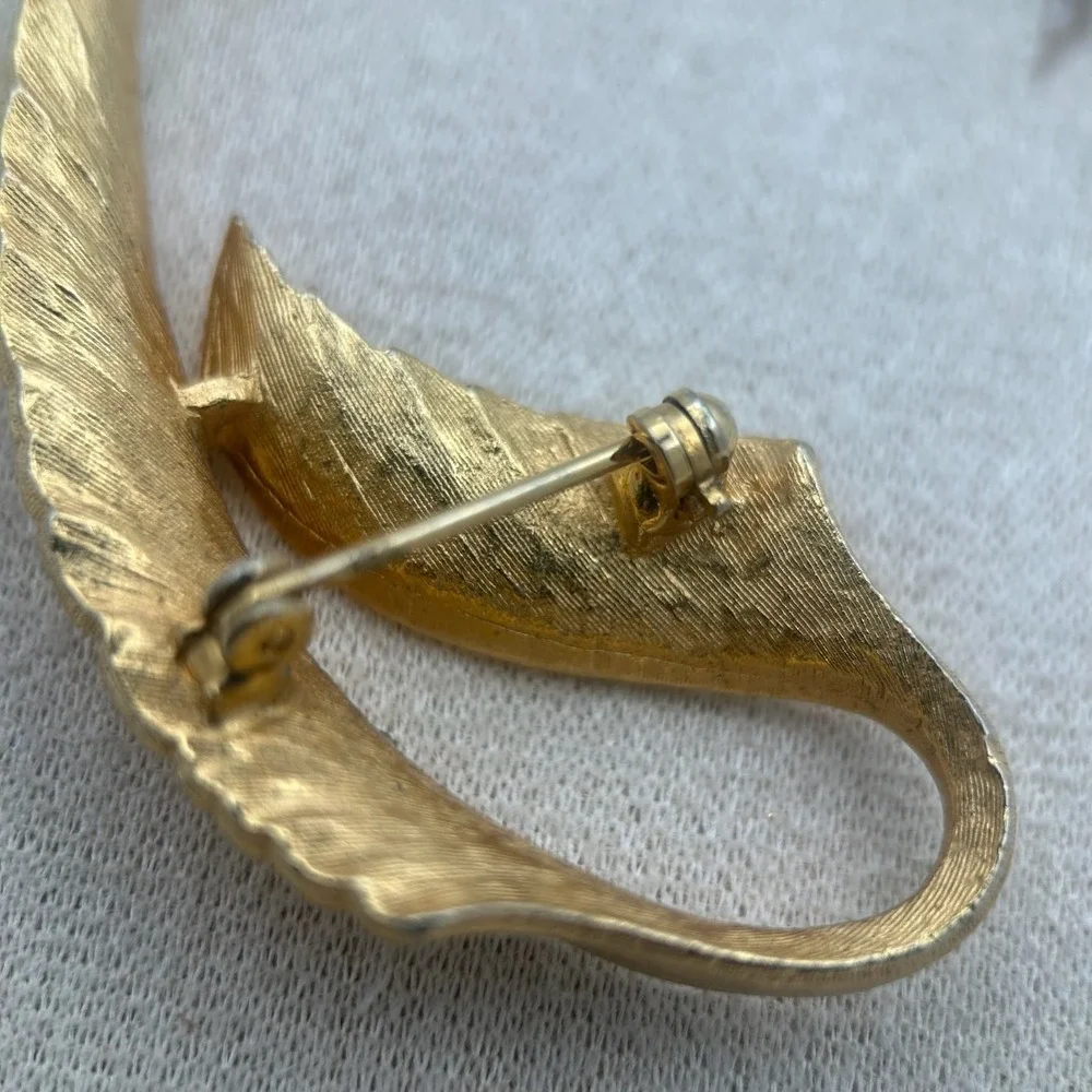 Vintage Brooch Gold Tone Leaf Elegant Curved Mid-Century Pin‎ Feather